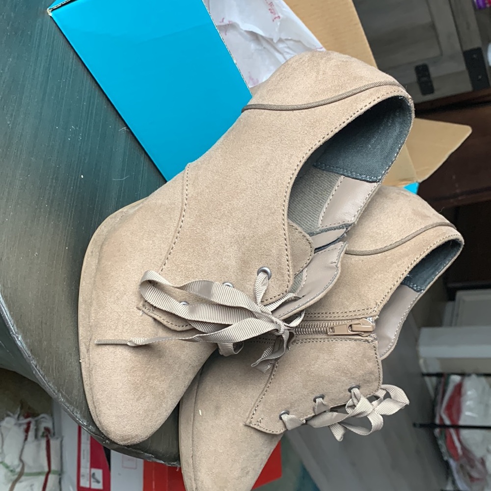 Heels - Picture 3 of 4